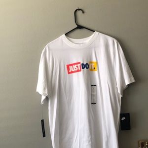 I am selling a men’s nike short sleeve tee!